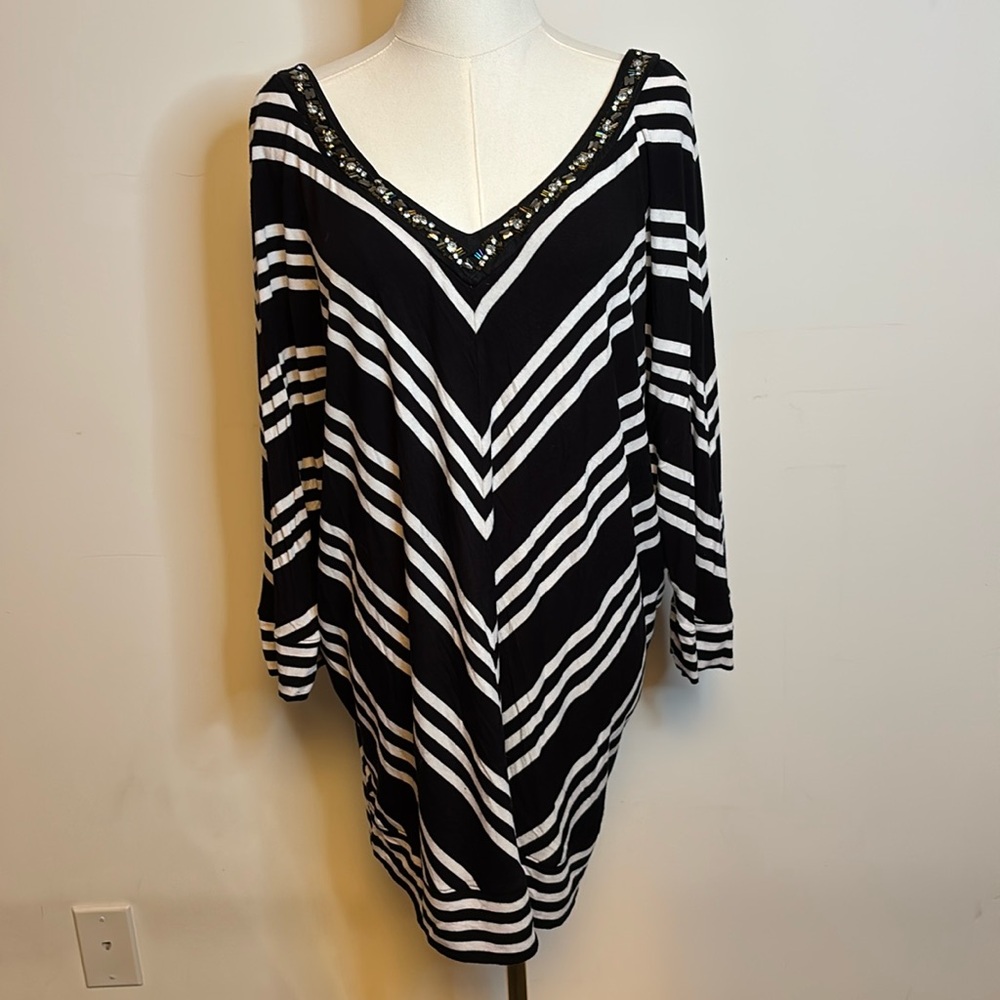Lane Bryant black and white V-neck sweater top size 18/20